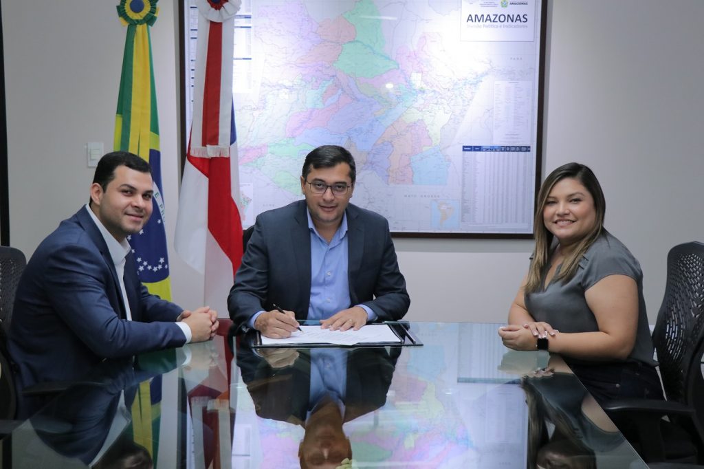 Wilson Lima sanciona lei que reforça combate a violência contra a mulher