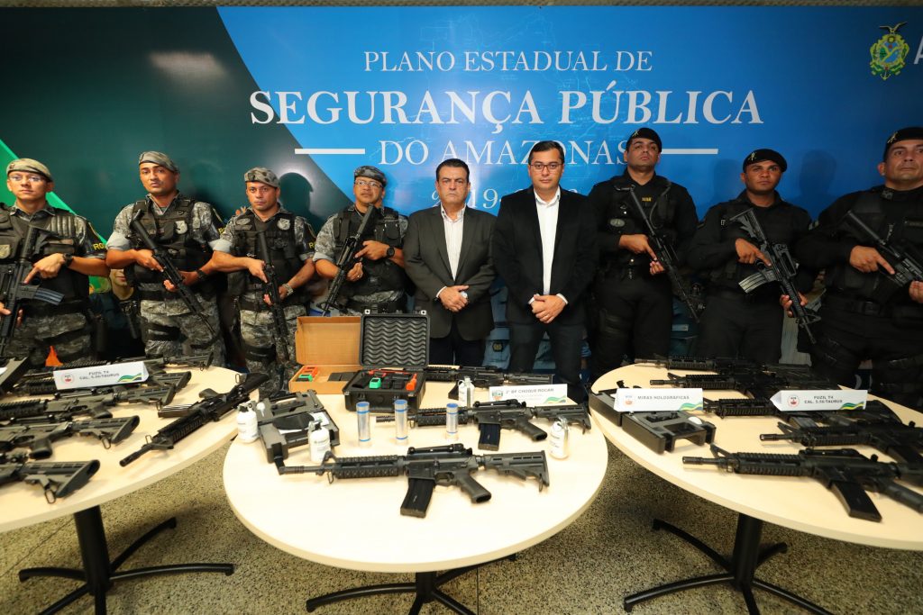 Governador do Amazonas, Wilson Lima, na entrega de armas e equipamentos de segurança destinados ao fortalecimento do trabalho dos policiais civis e militares no estado.