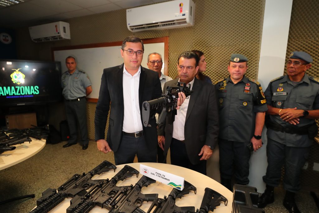 Governador do Amazonas, Wilson Lima, na entrega de armas e equipamentos de segurança destinados ao fortalecimento do trabalho dos policiais civis e militares no estado.