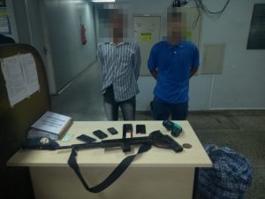 Imagem da notícia - Polícia Militar detém dupla durante assalto a ônibus na zona oeste