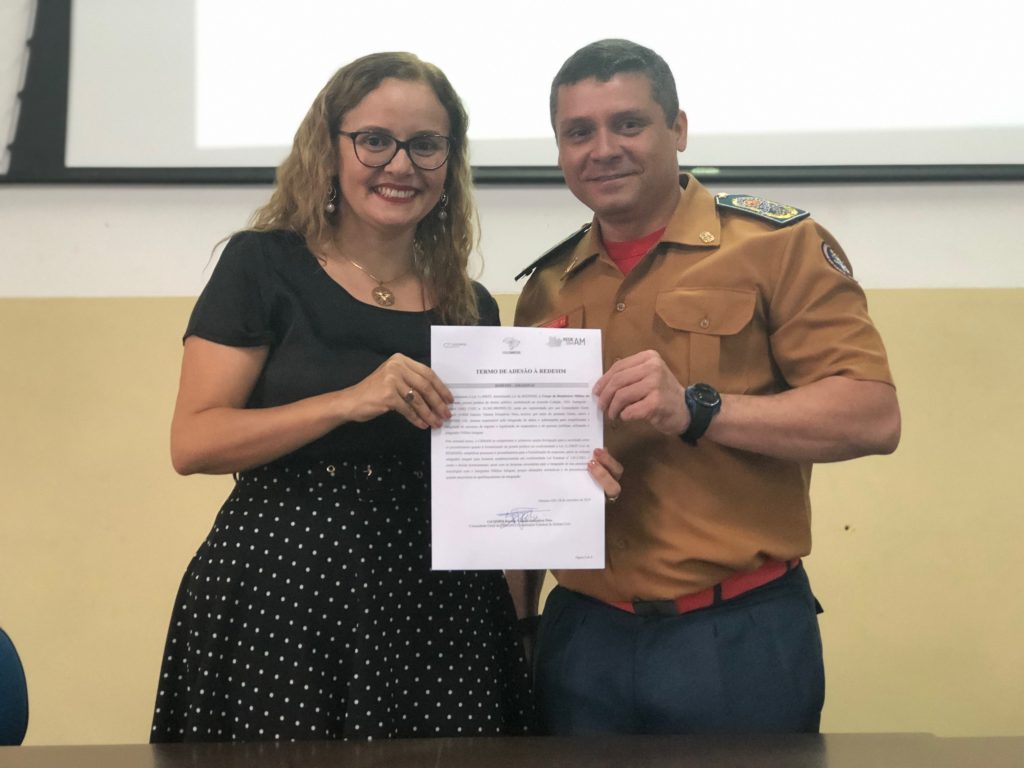 Vice-presidente da Jucea, Roberta Veras Antonio e o comandante geral do CBMAM, coronel BM Danízio Valente.