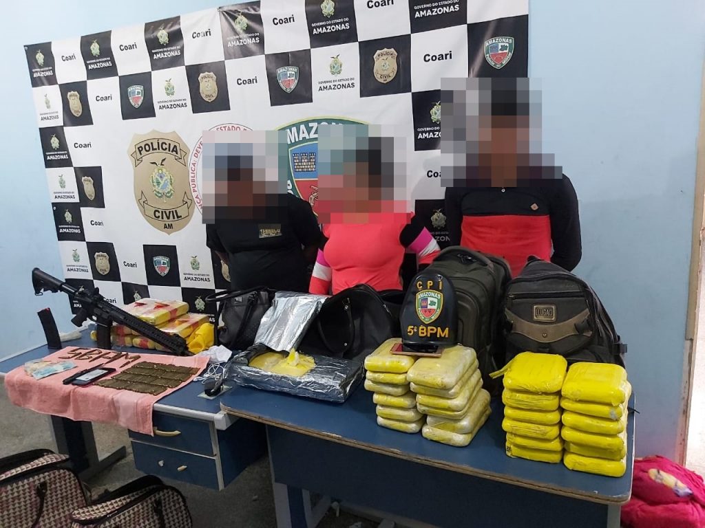 Drogas, fuzil e munições apreendidas no porto de Coari.