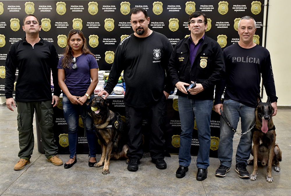 Delegados Rodrigo Torres, Paulo Mavignier e George Gomes ao lado dos investigadores do DENARC.