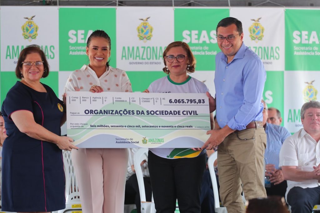 Wilson Lima na entrega de cheques