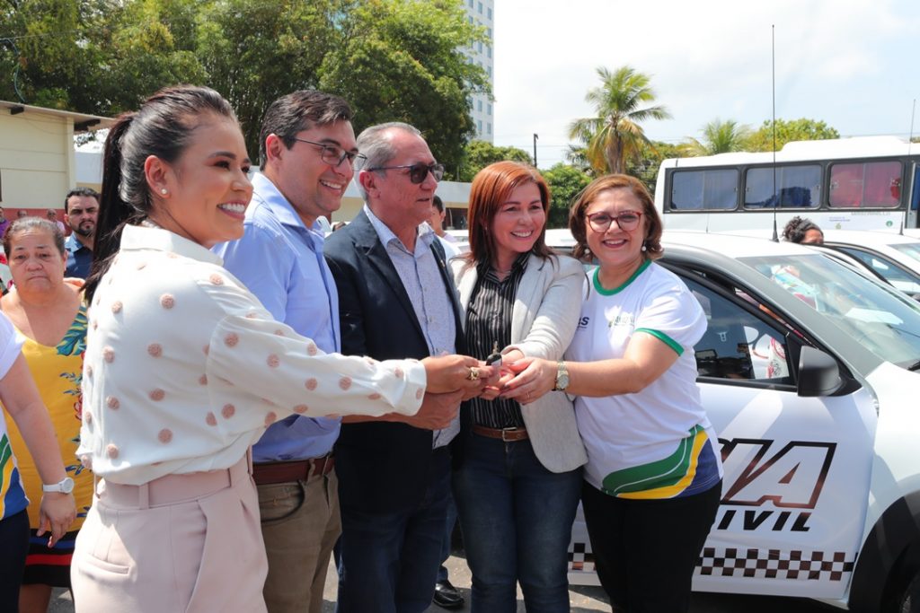 Wilson Lima em entrega de veículos