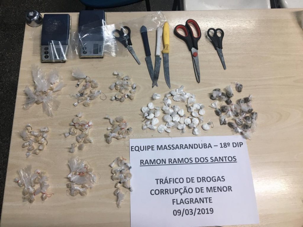 Trouxinhas, balanças de precisão, plástico e tesouras