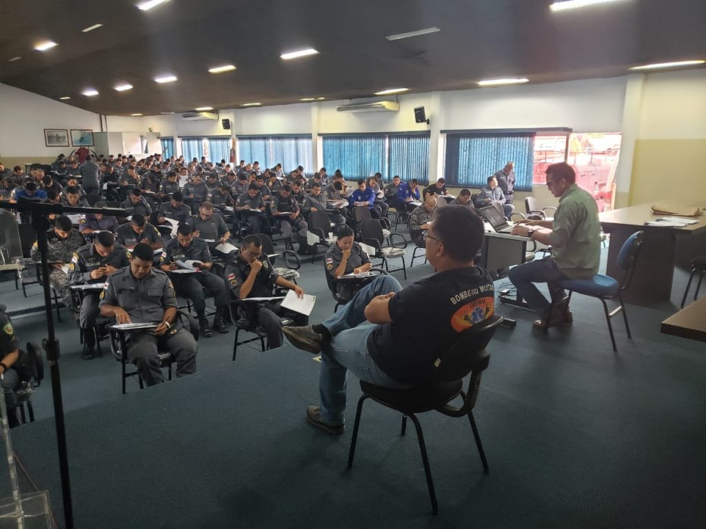 Mais de 700 policiais militares participam de qualificação.