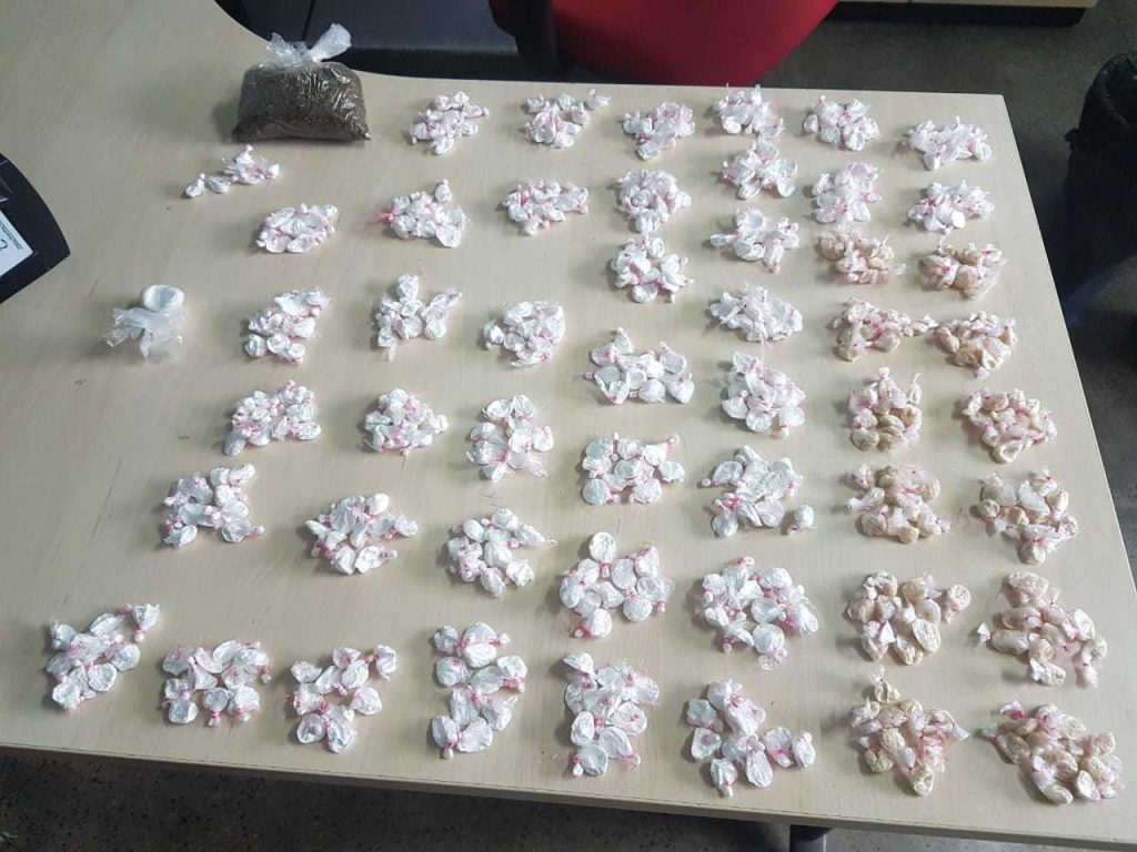 Mãe e filho presos por tráfico de drogas