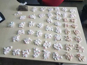 Imagem da notícia - PC prende mãe e filho com trouxinhas de cocaína e maconha