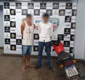 Imagem da notícia - PM detêm dupla conduzindo moto com restrição de roubo