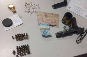 Imagem da notícia - Polícia Militar apreende adolescente com arma, munições e drogas