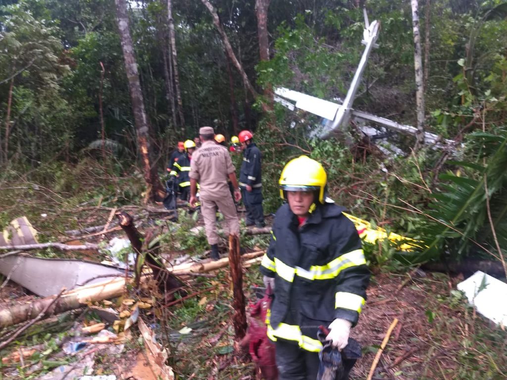 Corpo de Bombeiros em resgate a vitimas de acidente de avião.