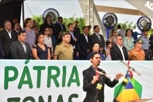 Imagem da notícia - Governador participa do desfile cívico escolar no Sambódromo
