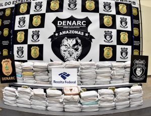 Imagem da notícia - Polícia Civil prende homem com 148 quilos de drogas em barco