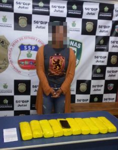 Imagem da notícia - Policiais Civil e Militar prendem jovem com 10 quilos de drogas