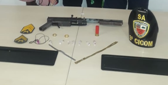 Dupla é presa e adolescente é apreendido com arma