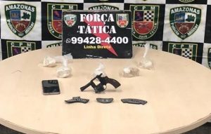 Imagem da notícia - PM detém mulher com arma e drogas na zona leste