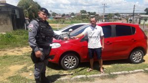 Imagem da notícia - PM recupera veículo roubado abandonado na estrada de Novo Airão