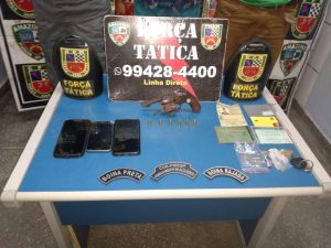 Imagem da notícia - Polícia Militar detém suspeitos com arma de fogo e drogas na zona leste