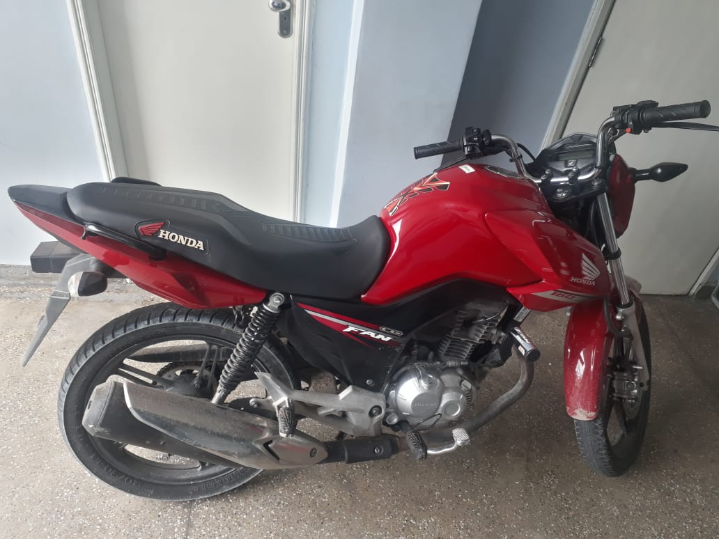 PM prende seis pessoas e apreende quatro adolescentes