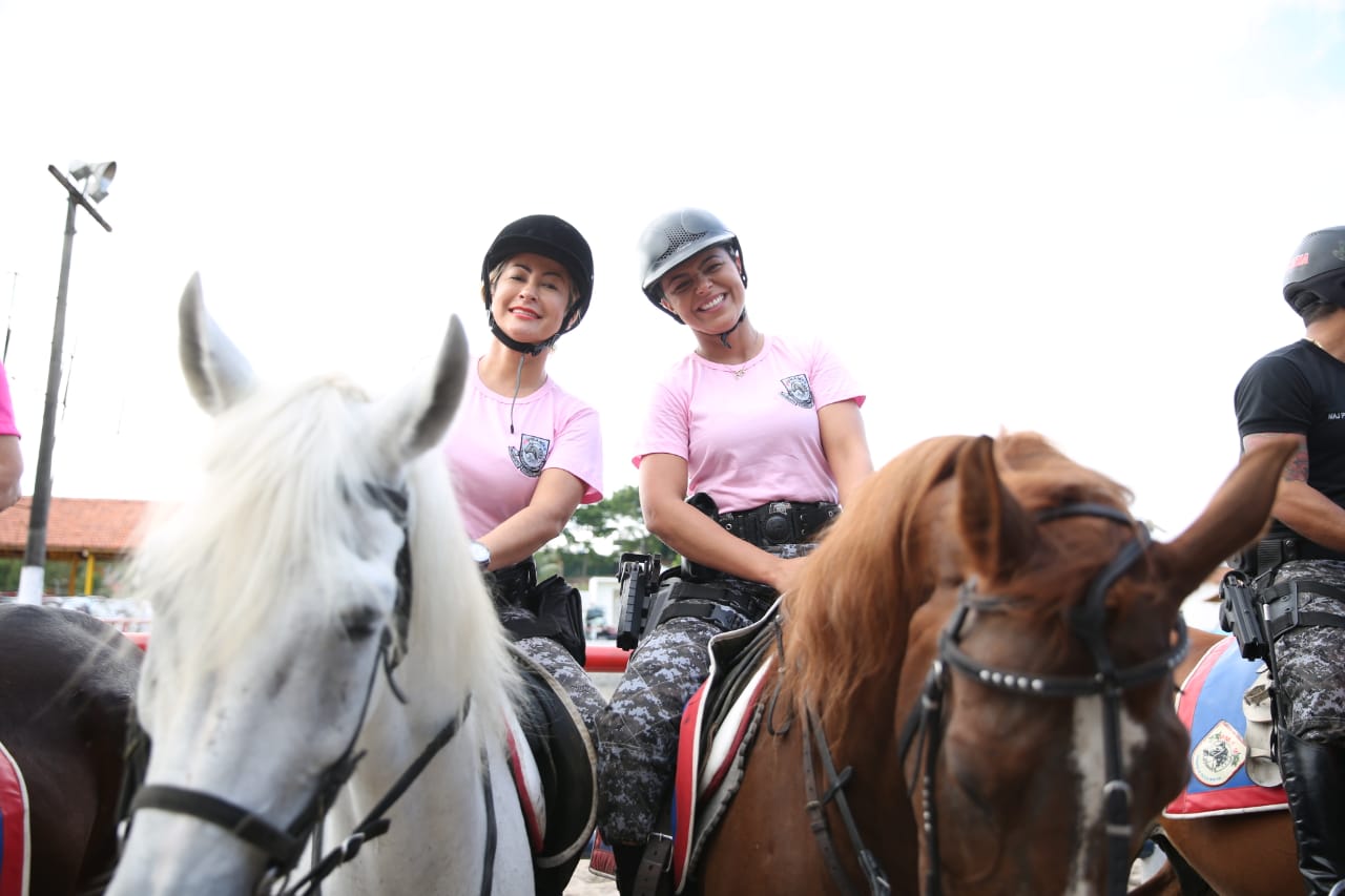 Policiais em em passeio alusivo ao Outubro Rosa