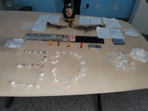 Imagem da notícia - Policiais militares detêm suspeito em posse de armas e drogas