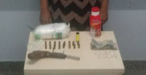 Imagem da notícia - PM detém mulher com arma de fogo e drogas em um flutuante