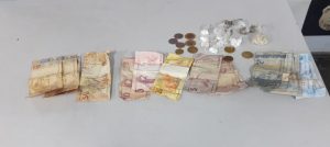 Imagem da notícia - PM apreende homem e adolescente com drogas e dinheiro no Centro