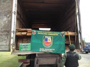 Imagem da notícia - Batalhão Ambiental detém caminhão com madeira ilegal na zona oeste