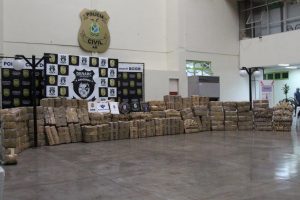 Imagem da notícia - Cinco homens são presos com 1,7 tonelada de skunk em embarcação