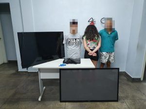 Imagem da notícia - Polícia prende dois homens e apreende uma adolescente por assalto