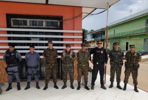 Imagem da notícia - PC, PM e Exército fiscalizam comércios pela venda de armas em Eirunepé