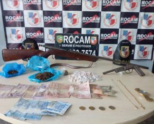 Imagem da notícia - Rocam detém suspeitos com armas e drogas na zona leste