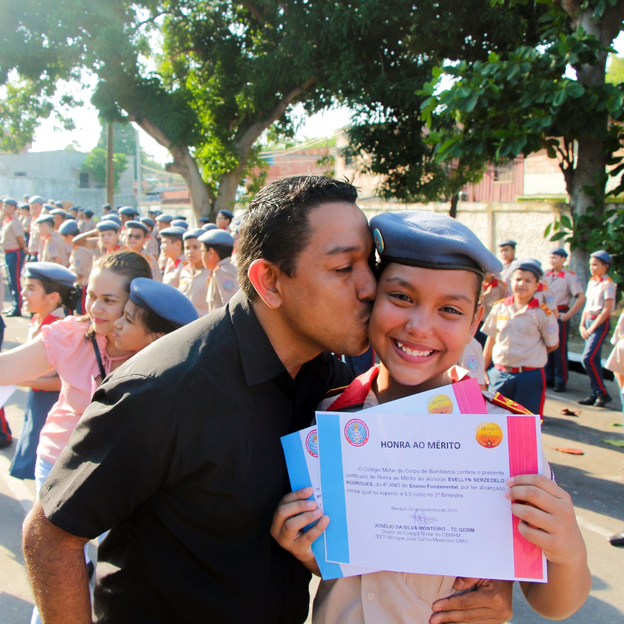 Alunos do Corpo de Bombeiros recebem diploma de Honra ao Mérito.