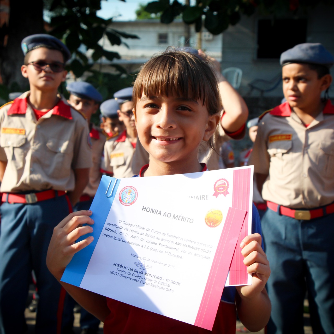 Alunos do Corpo de Bombeiros recebem diploma de Honra ao Mérito.