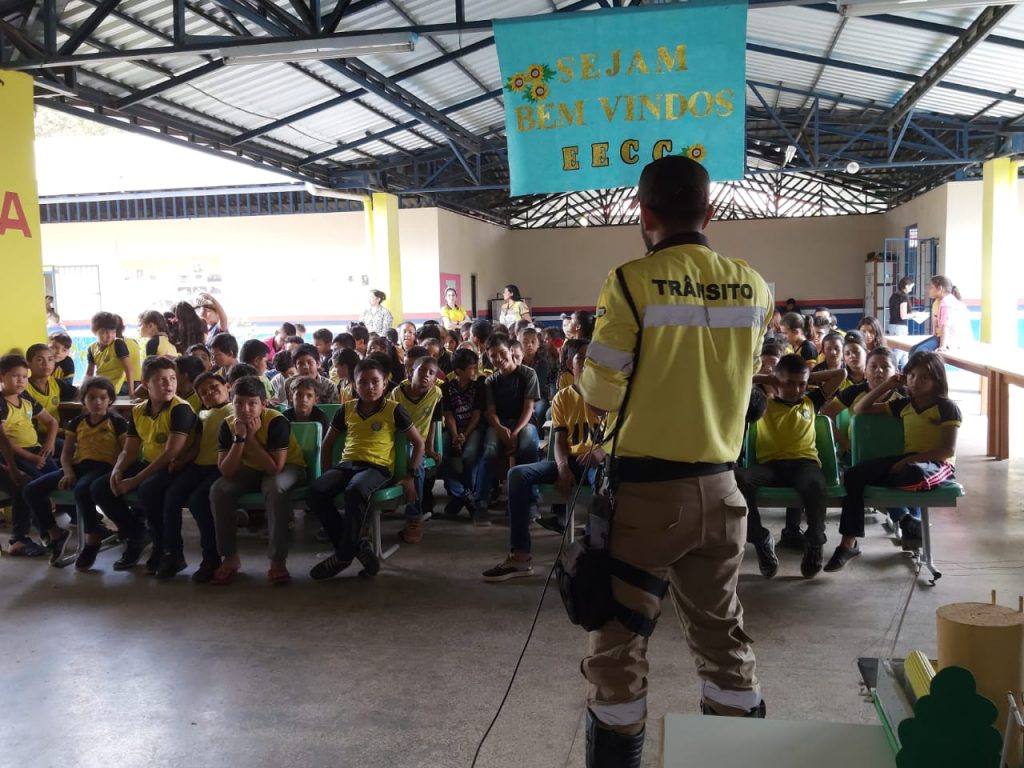 No interior, projeto de Educação no Trânsito alcança cerca de dez mil estudantes. 