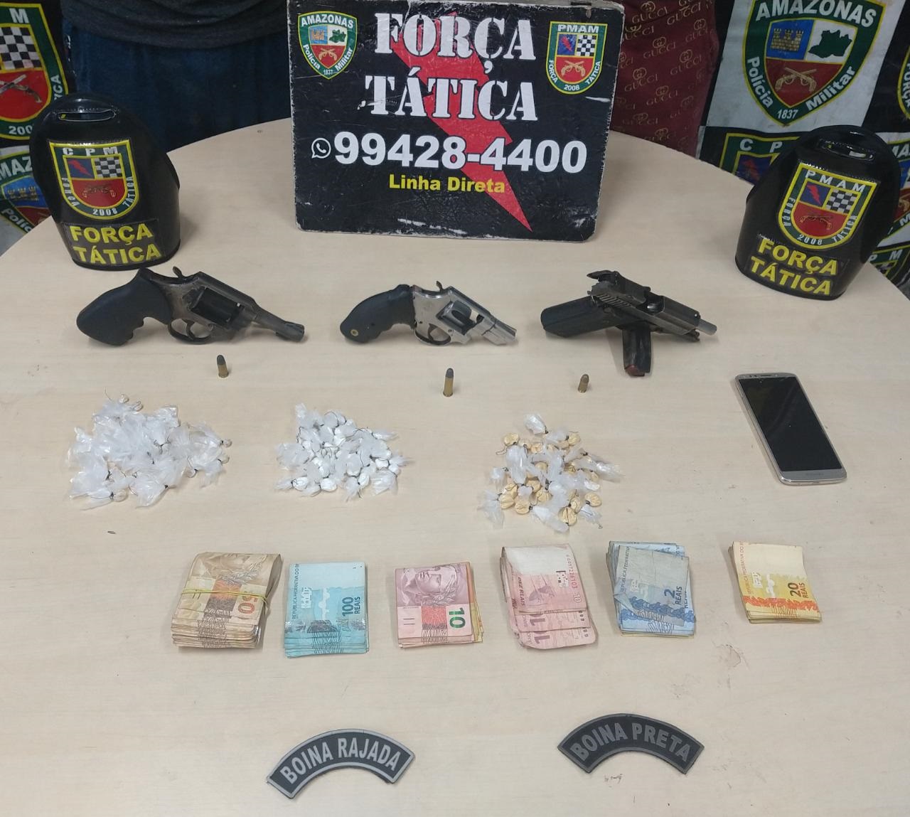 PM detém dupla suspeita de tráfico de entorpecentes e porte ilegal de arma de fogo.