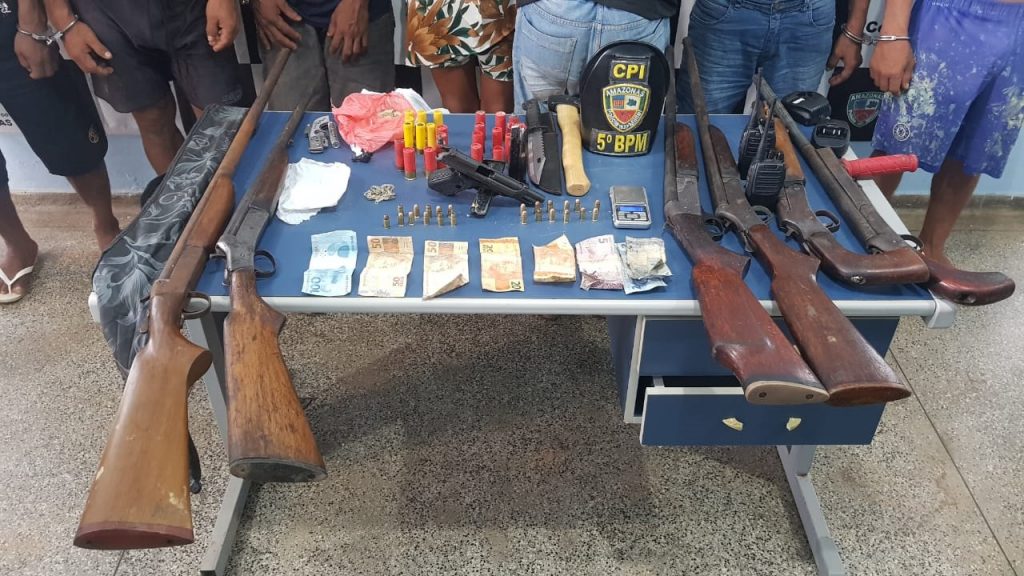 PM detém seis pessoas com arsenal de armas e drogas em Coari.
