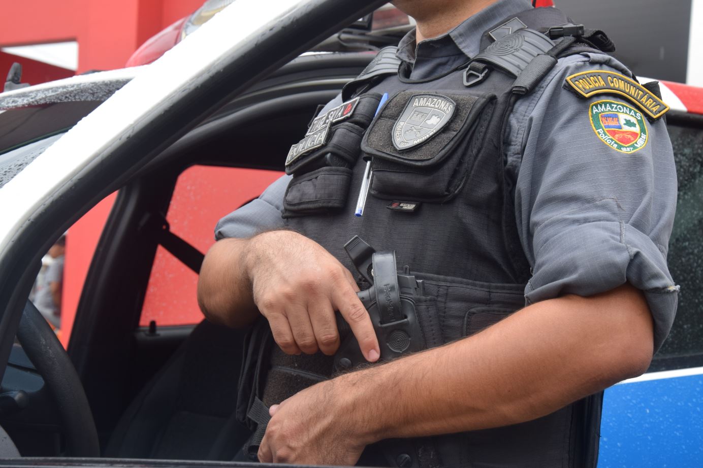 PM prende cinco pessoas e apreende três adolescentes na capital.