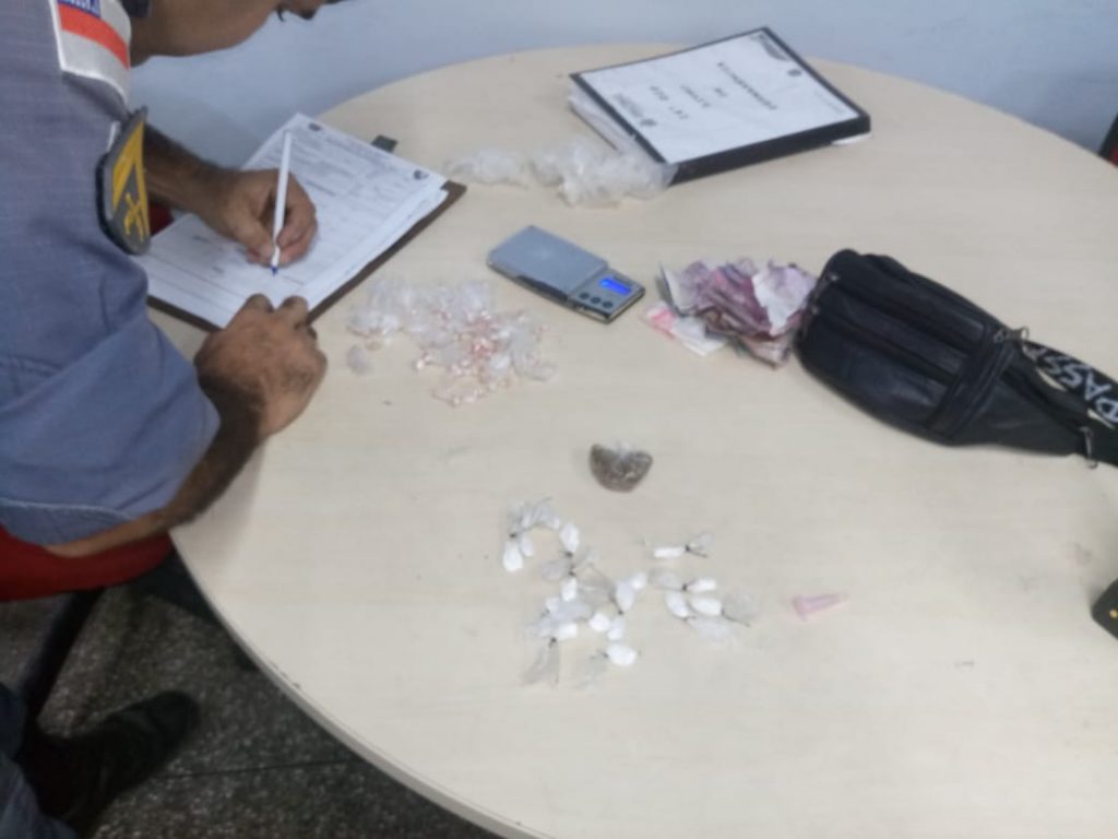 PM prende seis pessoas e apreende um adolescente na capital.