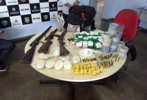 Imagem da notícia - Polícia apreende três armas, munições e entorpecentes no Monte Horebe
