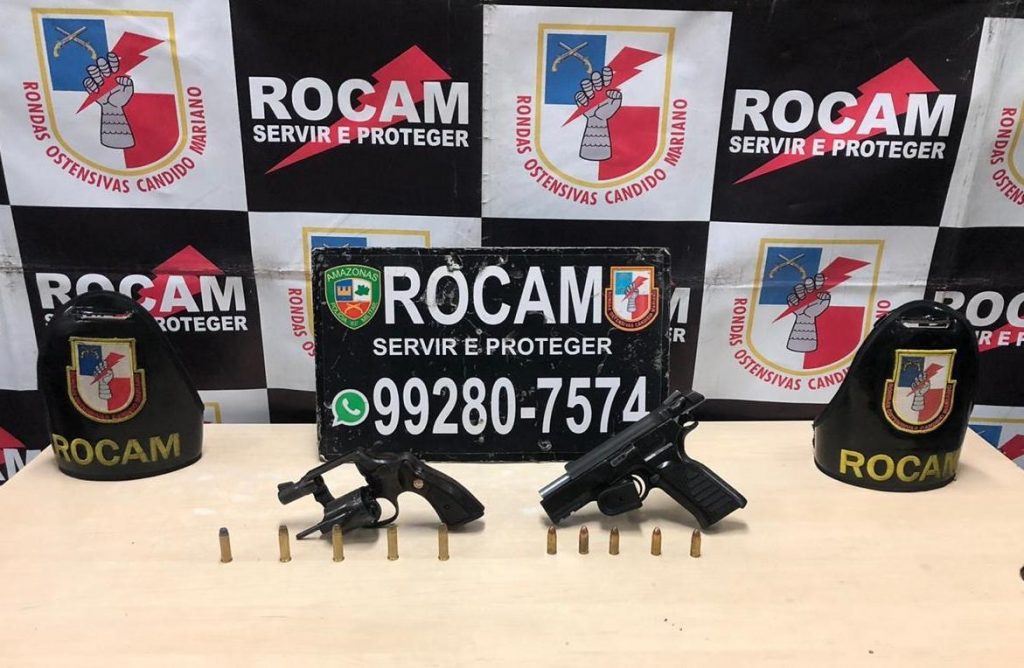 Polícia Militar detém dupla com armas de fogo na Ponta Negra.