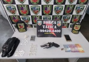 Imagem da notícia - Força Tática detém suspeito com arma e drogas no Petrópolis