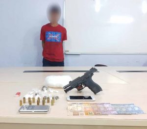 Imagem da notícia - PM detém suspeito com arma e drogas na zona sul