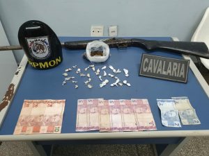 Imagem da notícia - Regimento Montado da PM detém dupla por tráfico de drogas no Mutirão