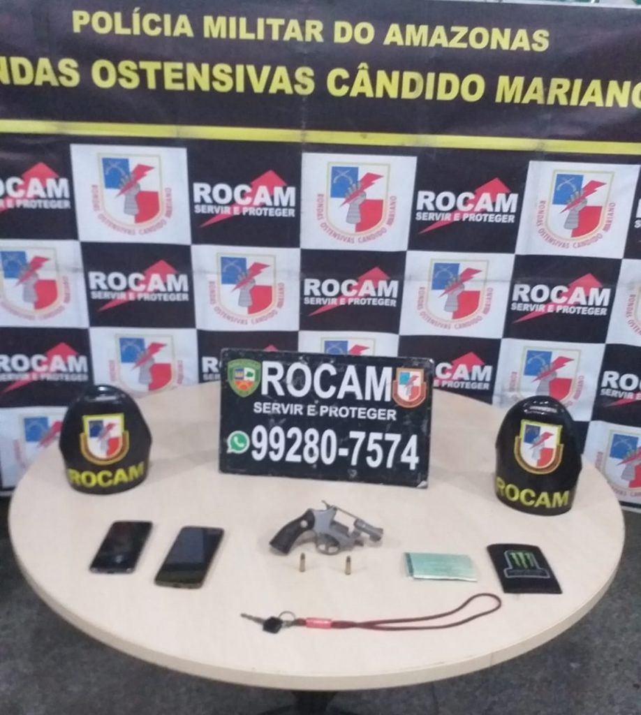 Foi encontrado um revólver marca Taurus, calibre 32, de numeração 813427, com duas munições não deflagradas e dois celulares.