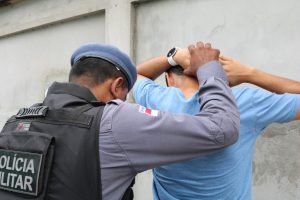 Imagem da notícia - 13ª Cicom detêm homens com drogas no bairro Cidade de Deus