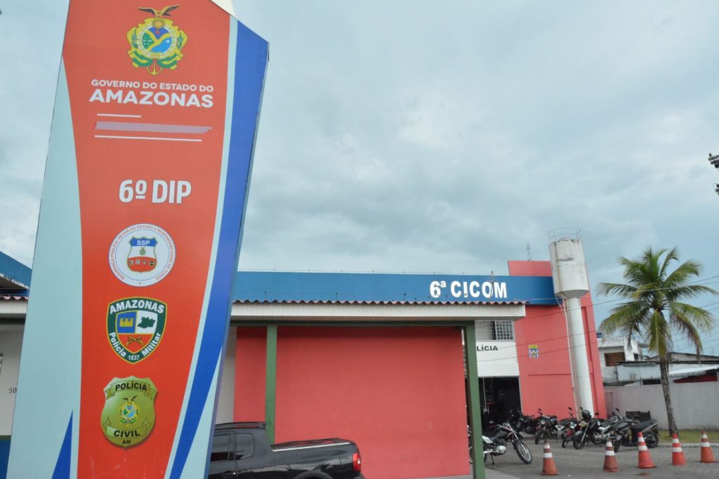 o todo, 205 munições, 977 trouxinhas, 216 porções de entorpecentes, oito balanças de precisão e R$ 548 em espécie foram apreendidas.