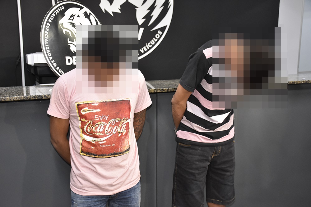 Em Manaus, dupla é presa com armas, carro roubado e documentos falsos.