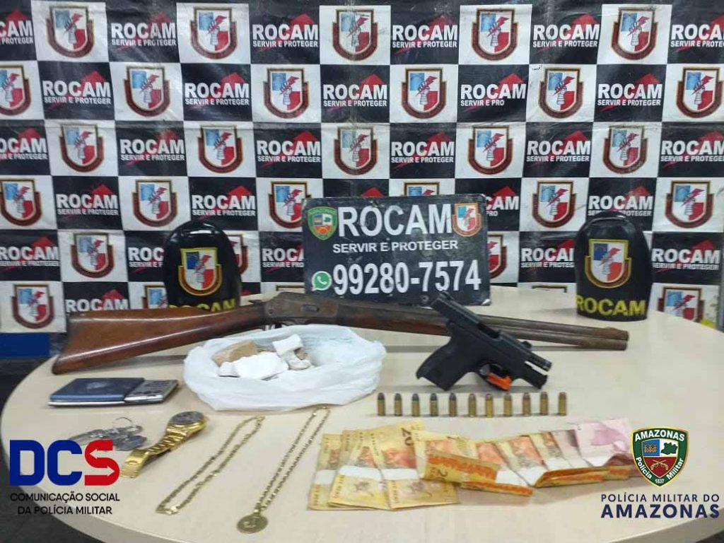 Os policiais apreenderam um rifle calibre 44; uma pistola Taurus 640 .40; 11 munições calibre 40; porções de oxi e cocaína; uma balança de precisão; e R$ 200 em espécie.